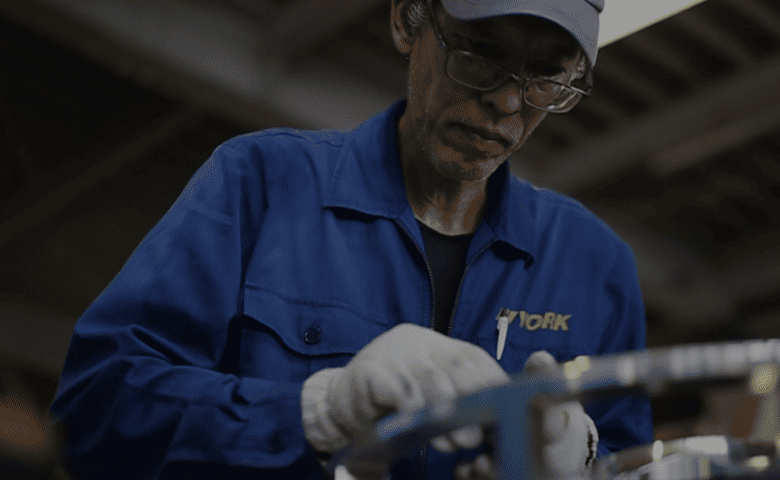 熟練の職人達による真似し難い繊細な手仕事